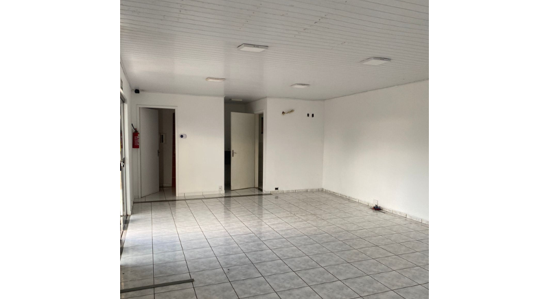 GUARAPUAVA - BARRACÃO NA AVENIDA